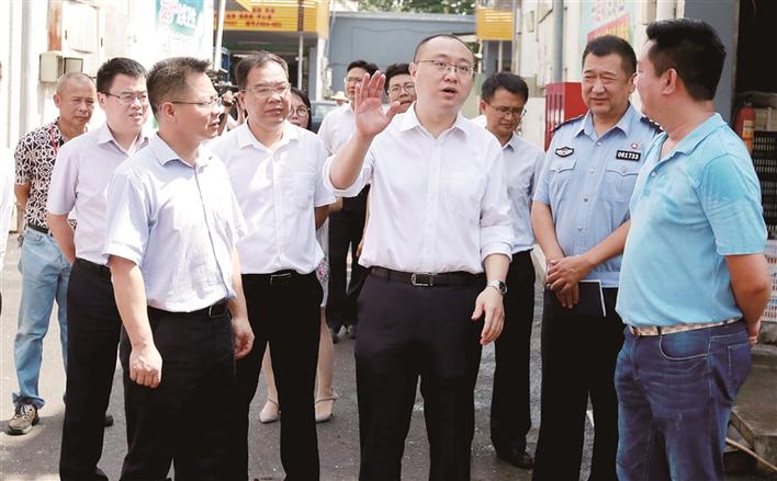 龙岗区委书记张勇率队到龙岗街道调研城市更新和市场综合整治情况